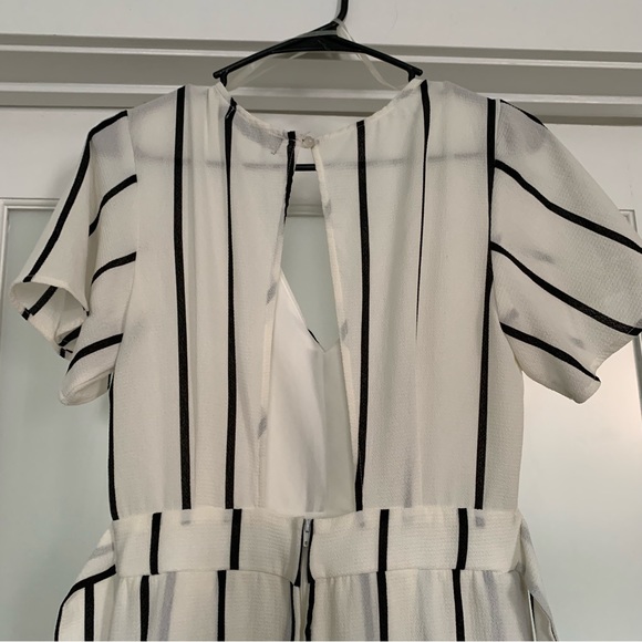 Crystal Sky White and Black Striped Jumpsuit/ Shorts/ Duster Romper--Size 7 - Picture 4 of 15